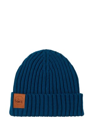 Niebieska dziergana czapka z prążkowaną fakturą, z podwiniętym mankietem i jasnobrązową skórzaną naszywką z logo po boku.