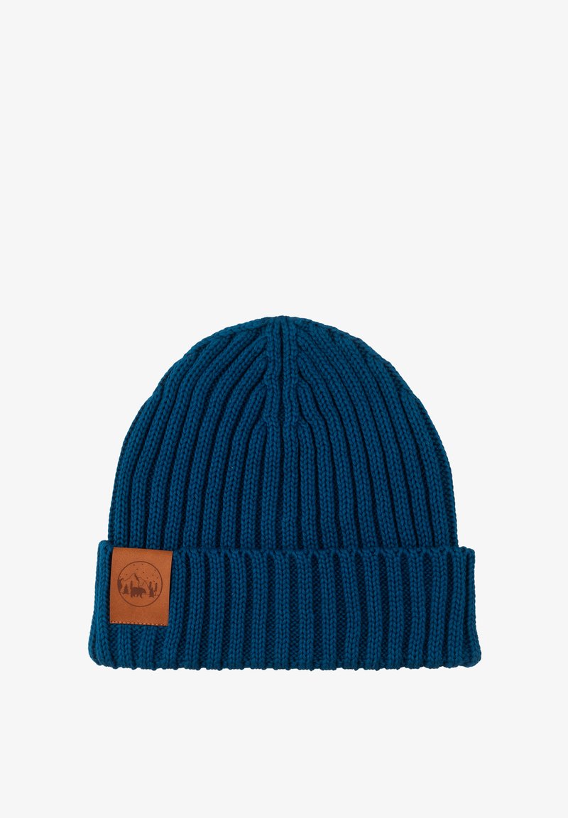 Niebieska dziergana czapka z prążkowaną fakturą, z podwiniętym mankietem i jasnobrązową skórzaną naszywką z logo po boku.