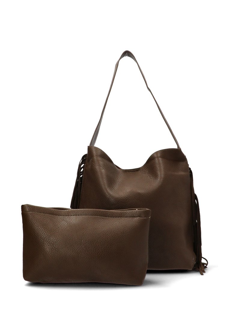Bolso de cuero marrón con un exterior suave y texturizado. Presenta un borde superior ondulado y un acento de flecos. Incluye un estuche con cremallera a juego.