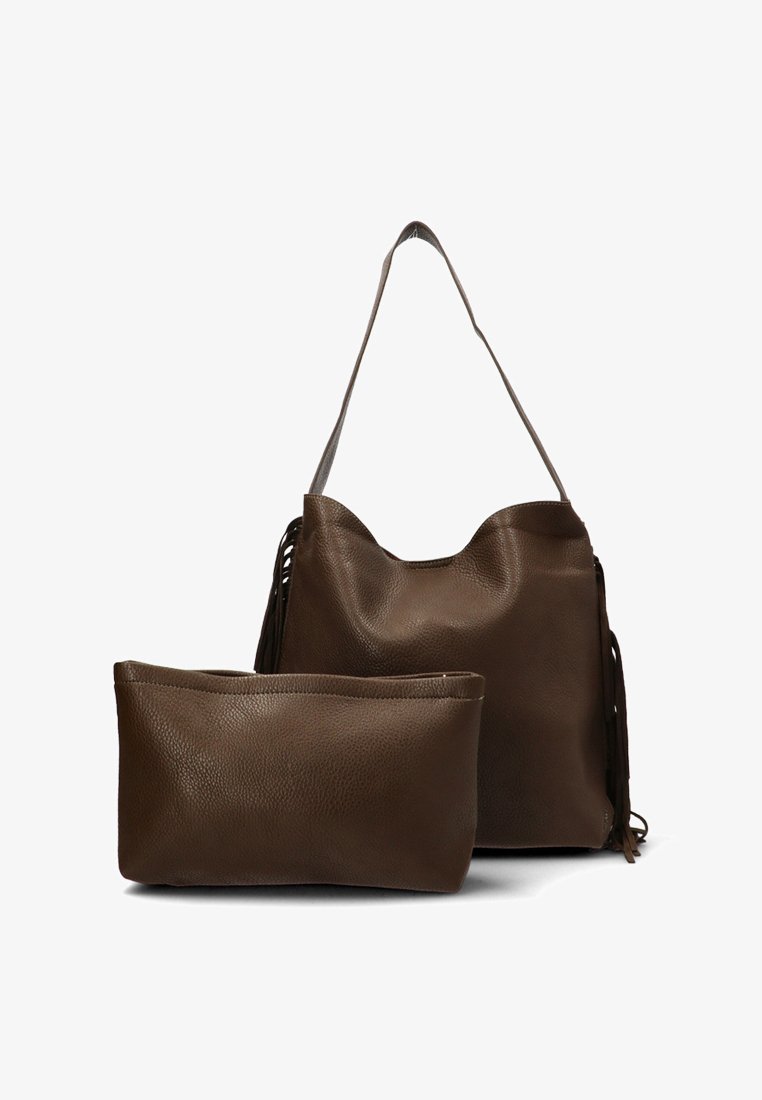 Bolso de cuero marrón con un exterior suave y texturizado. Presenta un borde superior ondulado y un acento de flecos. Incluye un estuche con cremallera a juego.