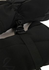 Sorte isolerte votter med en glatt overflate, med elastiske mansjetter og justerbare stropper. Teksturert stoff og sikkert spenne er synlig.