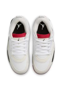 Zapatillas blancas con parte superior de cuero liso, acentos negros, detalles rojos en el collar, puntera redonda y cordones blancos planos. Detalle de logotipo en la plantilla en negro.