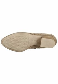 Beige Wildlederschuhsohle mit einer strukturierten Gummibasis. Verfügt über eine spitze Zehenpartie und einen leichten Absatz. Eingravierter Markenname an der Seite.