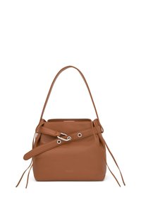 Torba na ramię typu bucket z jasnobrązowej skóry, z pojedynczym paskiem na ramię, zamknięciem na ściągacz, srebrnymi elementami ozdobnymi oraz wytłoczonym logo marki na przedniej stronie.