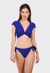 Blå bikinitopp med knut, djup V-hals och korta ärmar, samt matchande underdel med knyt. Slät, stretchig tyg, minimalistisk design.