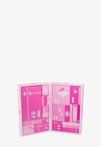 Rosa Adventskalender mit nummerierten Fächern in verschiedenen Größen, geschmückt mit Schleifen, Glocken und festlichen Grafiken, angeordnet in zwei Paneelen.