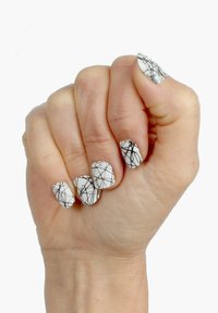 Weiße Nägel mit glänzendem Finish, verziert mit schwarzen abstrakten Linien in einem Netzmuster. Die Hand ist zur Faust geballt, die Finger sind sichtbar.