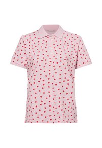 Rosa Poloshirt mit einem Kragen, das mit einem verstreuten Muster kleiner roter Herzen versehen ist. Weicher Stoff und kurze Ärmel.