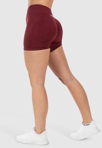 Bordeaux sportieve short met hoge taille en een aansluitend ontwerp. Gemaakt van rekbare stof met een zachte textuur en subtiele logodetails.
