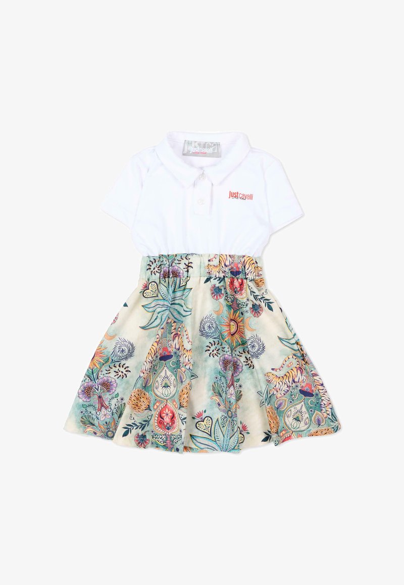 Robe polo blanche à manches courtes, logo rouge "Just Cavalli" sur la poitrine, et jupe évasée à imprimé floral multicolore et tigre.