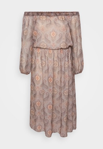 Robe à manches longues et décolleté bardot en tissu marron clair avec un motif paisley dans des tons chauds. Taille élastique et coupe ample.