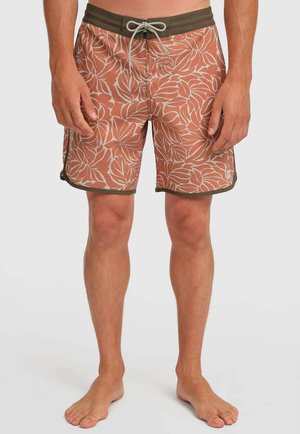 Kąpielówki w kwiatowy wzór w kolorze brzoskwiniowym z białymi liśćmi, elastycznym paskiem i sznurkiem do regulacji. Wykończone ciemnobrązową lamówką.