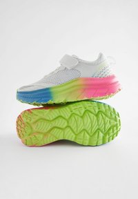Białe siateczkowe sneakersy z gradientową podeszwą przechodzącą od różowego do zielonego z niebieskimi akcentami, zapinane na rzep. Teksturowana podeszwa.