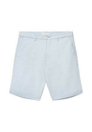 Pantaloncini casual azzurri chiaro con chiusura con bottone e zip, passanti per cintura e tasche laterali, distesi su uno sfondo bianco.