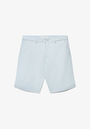 Pantaloncini casual azzurri chiaro con chiusura con bottone e zip, passanti per cintura e tasche laterali, distesi su uno sfondo bianco.