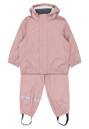 Ensemble veste et pantalon imperméables roses pour enfants avec capuche, poignets élastiques, bande réfléchissante sur le pantalon et sangles aux pieds pour un maintien sécurisé.