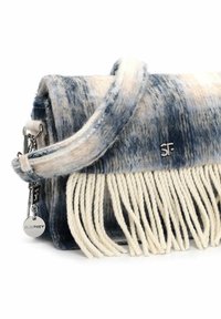Borsa a spalla in lana blu e crema con dettagli frangiati, finitura testurizzata, accessori metallici e etichetta con logo.