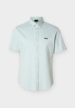 Hele sinine lühikeste varrukatega nööbitav särk nööbitava kraega ja musta "BOSS" logoga vasakul rinnal.