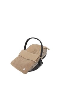 Autostoeltje voor zuigelingen in beige, met een zachte, getextureerde fleece hoes met konijnpatronen, en een zwarte draagbeugel. Compact ontwerp.
