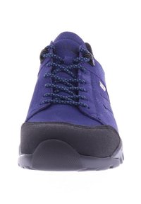 Paarse wandelschoen met een donker rubberen teenkap, gewatteerde kraag en blauwe veters. Voorzien van een gestructureerde zwarte zool voor grip en ondersteuning.