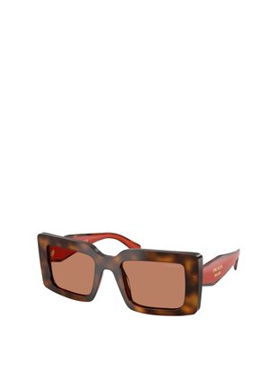 Brązowe prostokątne okulary przeciwsłoneczne w kolorze muszli żółwia z grubymi oprawkami i czerwonymi zausznikami z złotym nadrukiem Prada Milano.