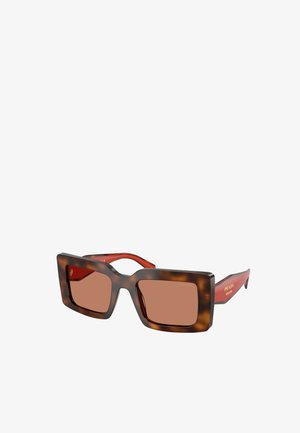 Occhiali da sole rettangolari in tartaruga marrone con montatura spessa e aste rosse con logo dorato Prada Milano.