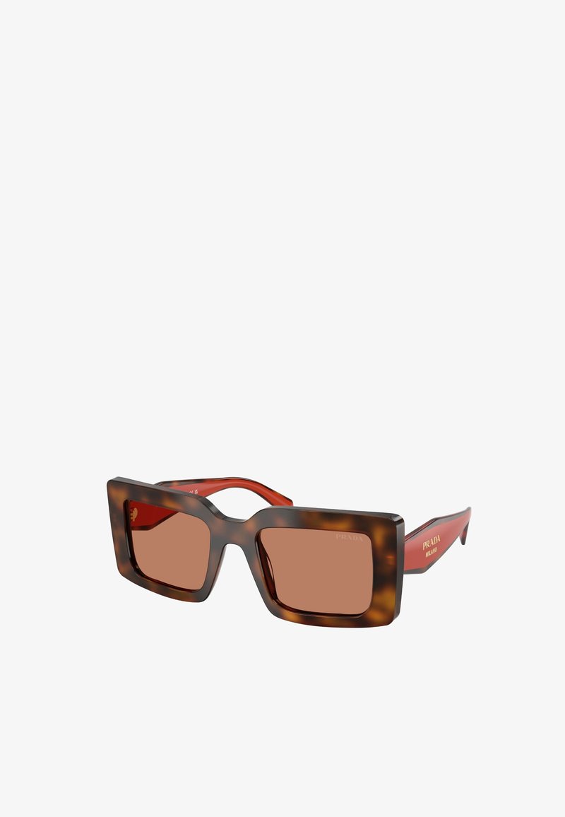 Occhiali da sole rettangolari in tartaruga marrone con montatura spessa e aste rosse con logo dorato Prada Milano.