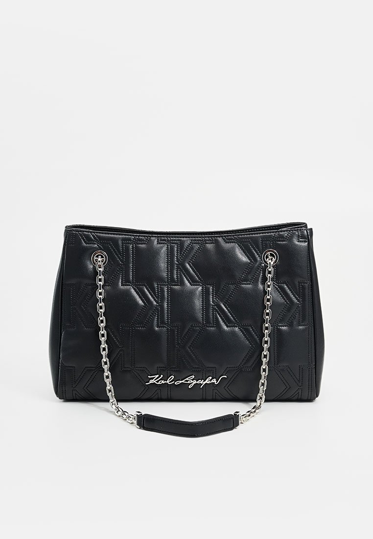 Sac à main en cuir noir avec motif de logo embossé, doté d'une bandoulière en chaîne argentée et d'une poignée amovible. Texture lisse et forme structurée.