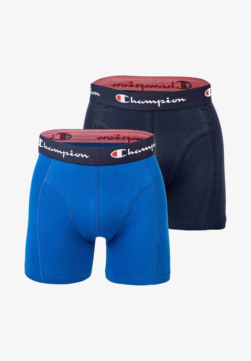 Duas pares de boxers masculinos: um em azul brilhante e outro em azul marinho escuro. Ambos apresentam cintura elástica larga com logotipo.