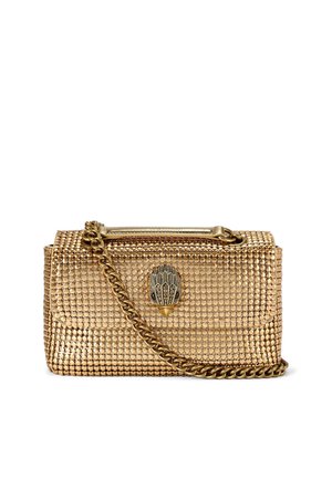 Goldfarbene Netzhandtasche mit einer Kettenriemen, diamantförmiger Textur und einem dekorativen Verschluss mit einem detaillierten Muschel-Design.