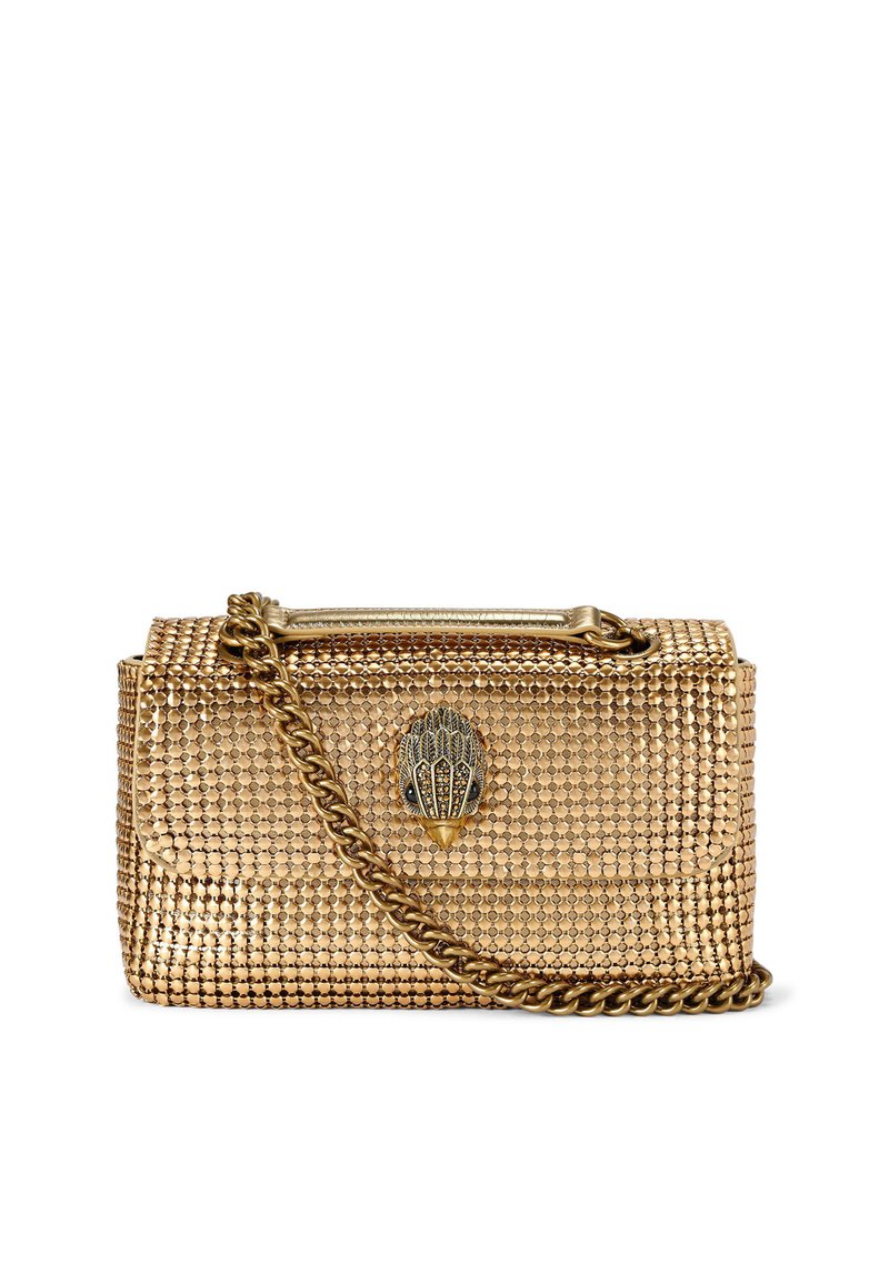 Goldfarbene Netzhandtasche mit einer Kettenriemen, diamantförmiger Textur und einem dekorativen Verschluss mit einem detaillierten Muschel-Design.