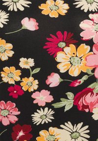 Svart tyg med ett blommönster som har rosa, röda, gula och vita blommor. Olika blomformer med gröna centra och blad.