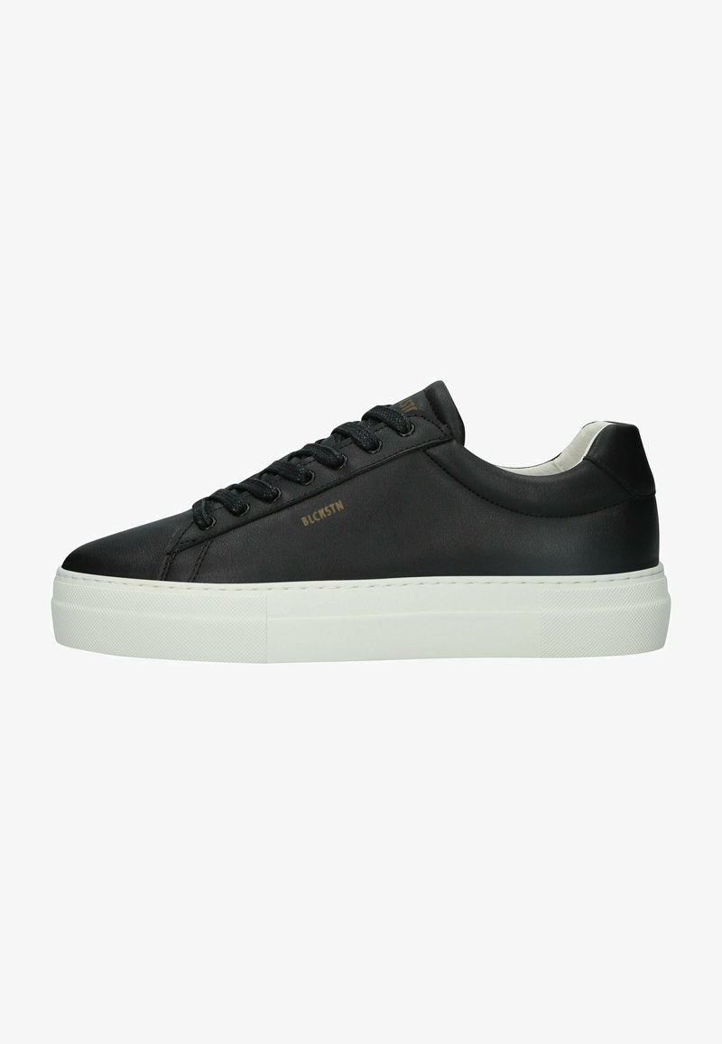 Sneaker in pelle nera con suola piatta bianca. Le caratteristiche includono lacci tondi, una texture liscia e un branding minimale in oro.