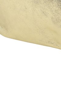 Gouden leren portemonnee met een gladde textuur en metallic glans, met een rechthoekige vorm en afgeronde hoeken. Geen zichtbaar beslag of accenten.