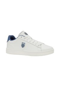 Białe syntetyczne sneakersy niskie z niebieskimi akcentami, okrągły czubek, zapięcie na sznurówki, naszywka z logo i teksturowana podeszwa. Czysty design z trwałych materiałów.