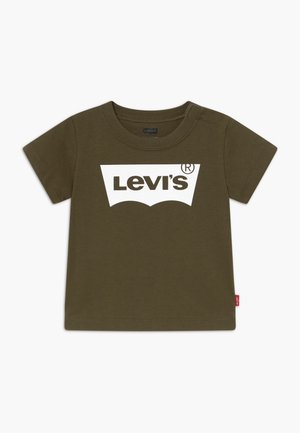 T-shirt manches courtes pour tout-petit vert olive avec logo Levi's blanc sur la poitrine et petite étiquette rouge Levi's sur la couture latérale.