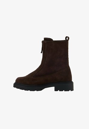 Braune Wildleder-Ankle-Boots mit einer klobigen schwarzen Gummisohle, mittelhoch, mit einem Reißverschluss und einer Zuglasche hinten für ein einfaches An- und Ausziehen.