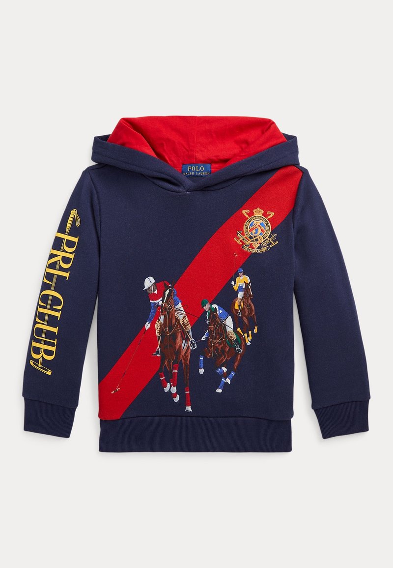 Námořnická modrá mikina s kapucí a červeným podšíváním, červený diagonální pruh, erb Polo Ralph Lauren, grafika jezdců na koních a text "PRL CLUB" na rukávu.