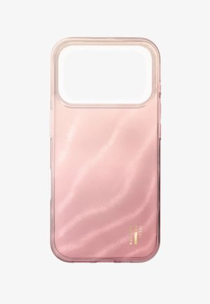 Przezroczyste różowe etui na telefon o marmurkowej fakturze, błyszczącym wykończeniu i wycięciu na aparat, z złotym napisem na dole.