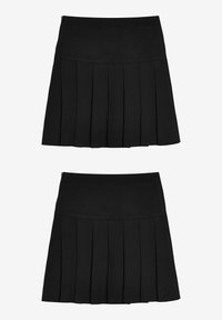 Jupe plissée noire avec une taille lisse et une fermeture éclair. Fabriquée à partir d'un tissu à texture structurée, avec des plis uniformément espacés.