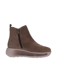 Stivale alla caviglia in suede marrone con zip laterale e suola chunky traslucida. Presenta cuciture lungo i bordi e una linguetta sul retro.