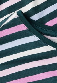 Tejido a rayas en verde azulado oscuro, rosa claro, lavanda y blanco. Presenta un cuello redondo y una textura suave con costuras detalladas.