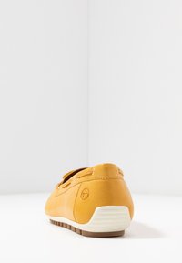 Tamaris WOMS SLIP-ON - Bootsschuh - sun