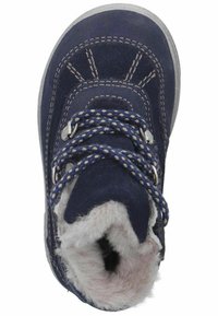 Botín de ante azul marino con costuras blancas, forro de piel de textura y suela de goma. Presenta cordones redondos en un patrón azul y blanco.