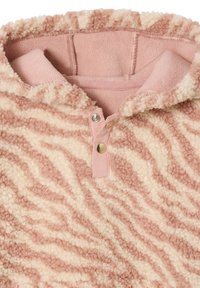 Fleece-Pullover in Rosa und Creme mit einem strukturierten Zebramuster, ausgestattet mit einem halben Knopfverschluss und einem weichen Innenfutter.