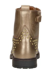 Metalen gouden enkellaars met gestructureerd leer, decoratieve gouden studs in een sterrenpatroon en een kleine gesp aan de zijkant. Zwarte zool.