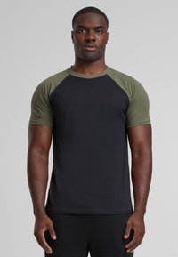 Urban Classics RAGLAN CONTRAST  - Printtipaita - black/mottled olive