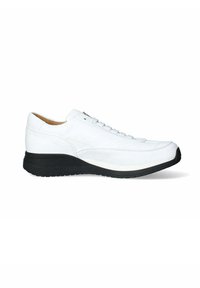 Sneaker in pelle bianca con suola in gomma nera, punta rotonda e chiusura con lacci. Caratterizzato da una silhouette elegante e dettagli di cucitura minimi.