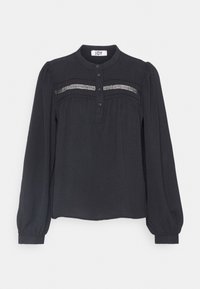 Blusa preta de manga longa com decote redondo e abotoamento. Apresenta detalhes plissados e um acabamento decorativo horizontal. Textura suave.