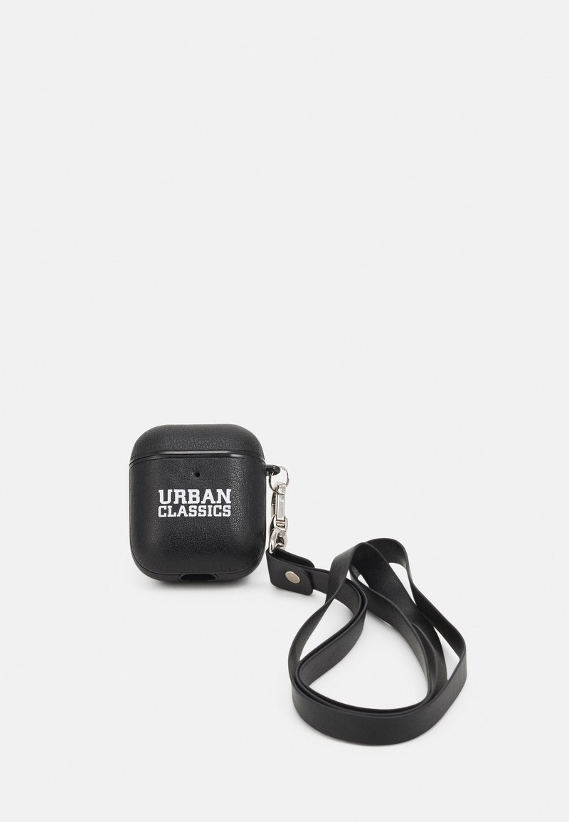 Husa pentru AirPods din piele neagră cu finisaj texturat, dotată cu un clip și curea ajustabilă. Logo-ul alb "URBAN CLASSICS" pe față.